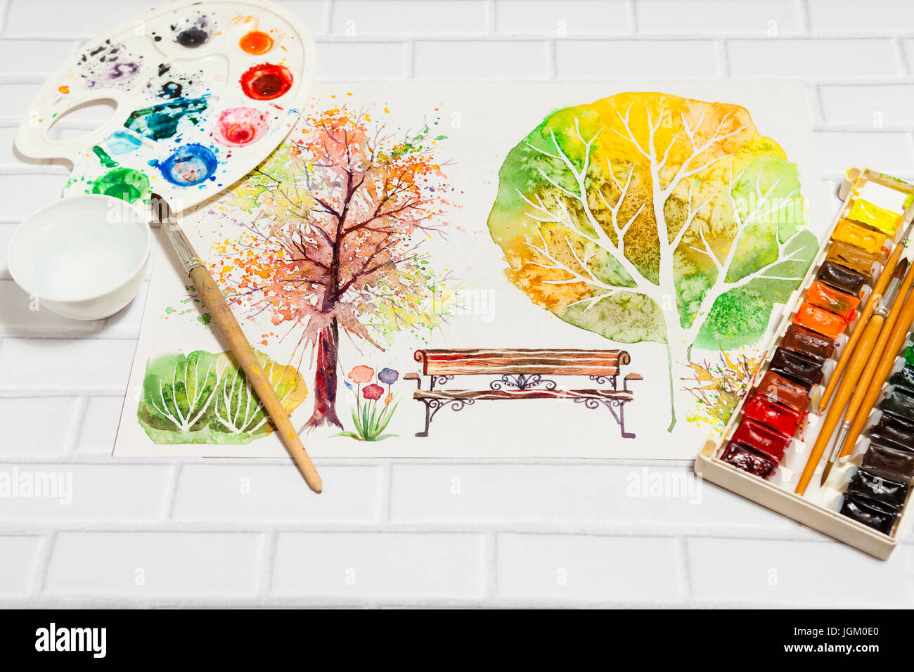 Hand gezeichnet Bright Skizze mit herbstlichen Park mit Bäumen, Bank, Busch und liegen flach Farben, Pinsel und Palette auf dem weißen Stein Hintergrund - Konz Stockfoto