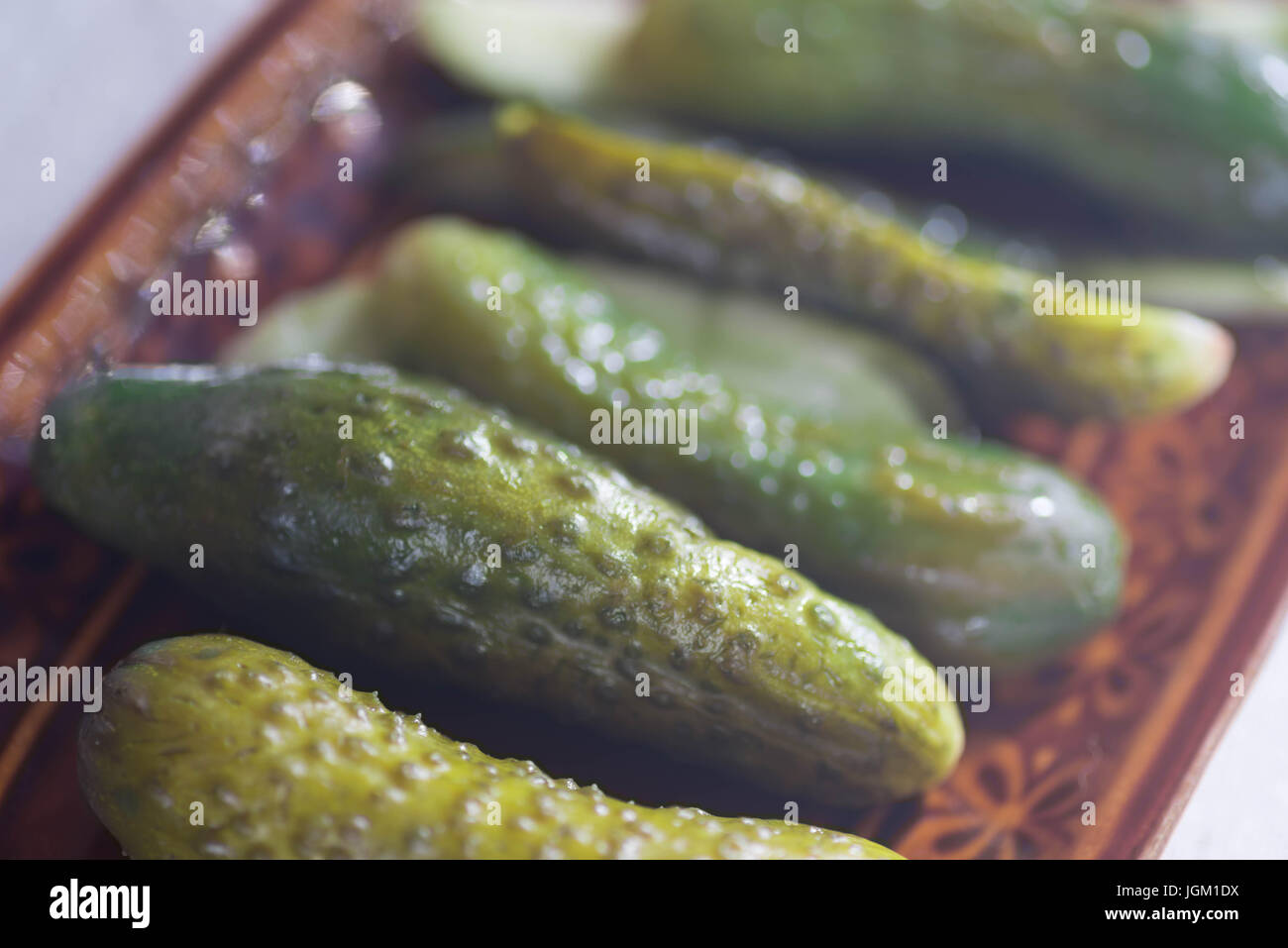 frische Gurken auf Platte Stockfoto