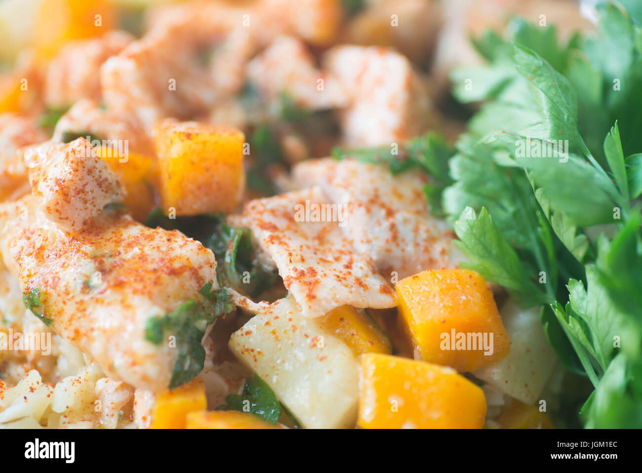 Lachs-Eintopf mit Gemüse und bulghur Stockfoto