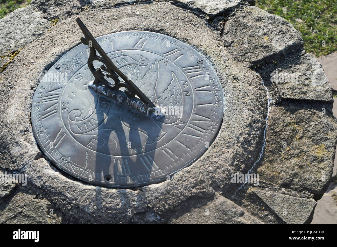 Montiert auf einem Steinsockel Messing Sonnenuhr Stockfoto