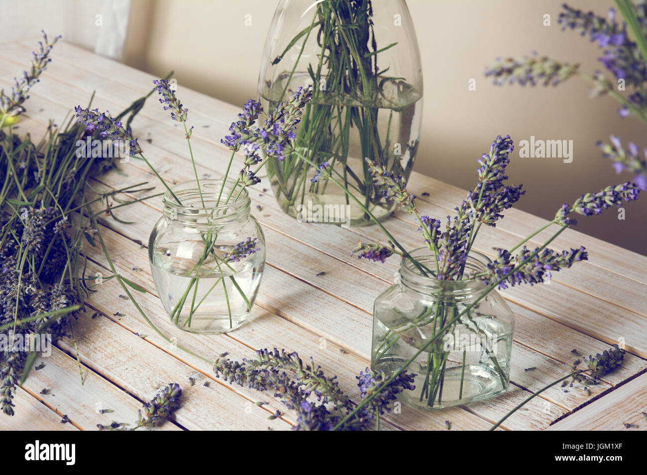 Kleinen Blumenstrauß von frischem Lavendel in Gläser mit Wasser auf Holztisch Stockfoto