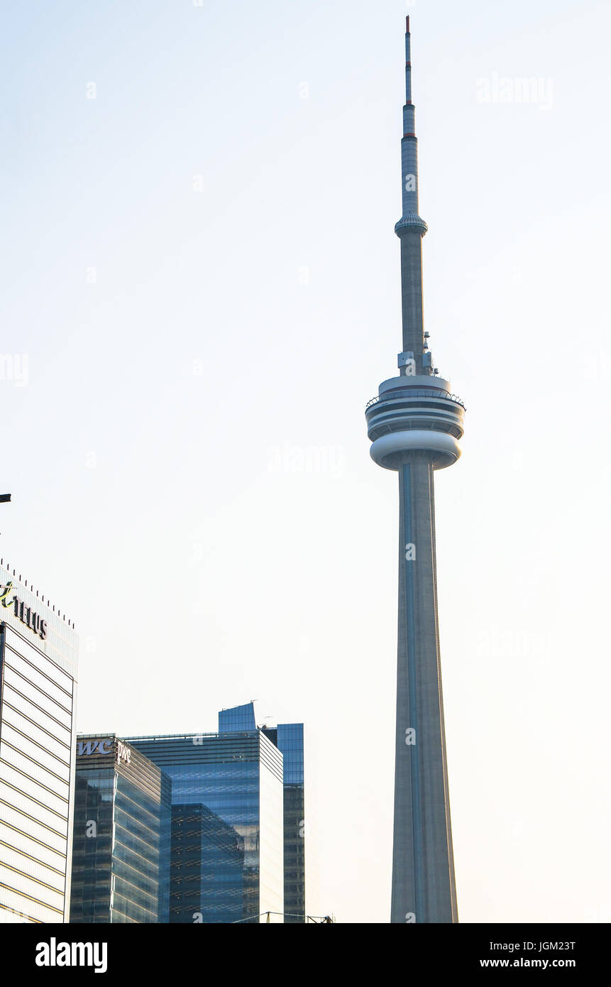 Toronto, Kanada - 22. Juli 2014: Wolkenkratzer mit CN-Tower in der Innenstadt von Stockfoto