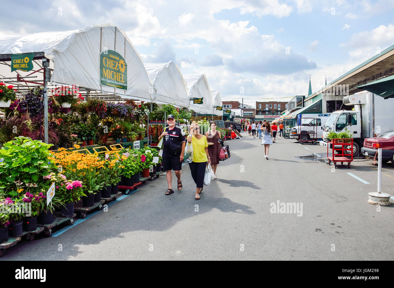 Montreal, Kanada - 26. Juli 2014: Menschen zu Fuß durch produzieren Gemüsestände außerhalb während der hellen, sonnigen Tag auf Jean-Talon Bauernmarkt mit display Stockfoto