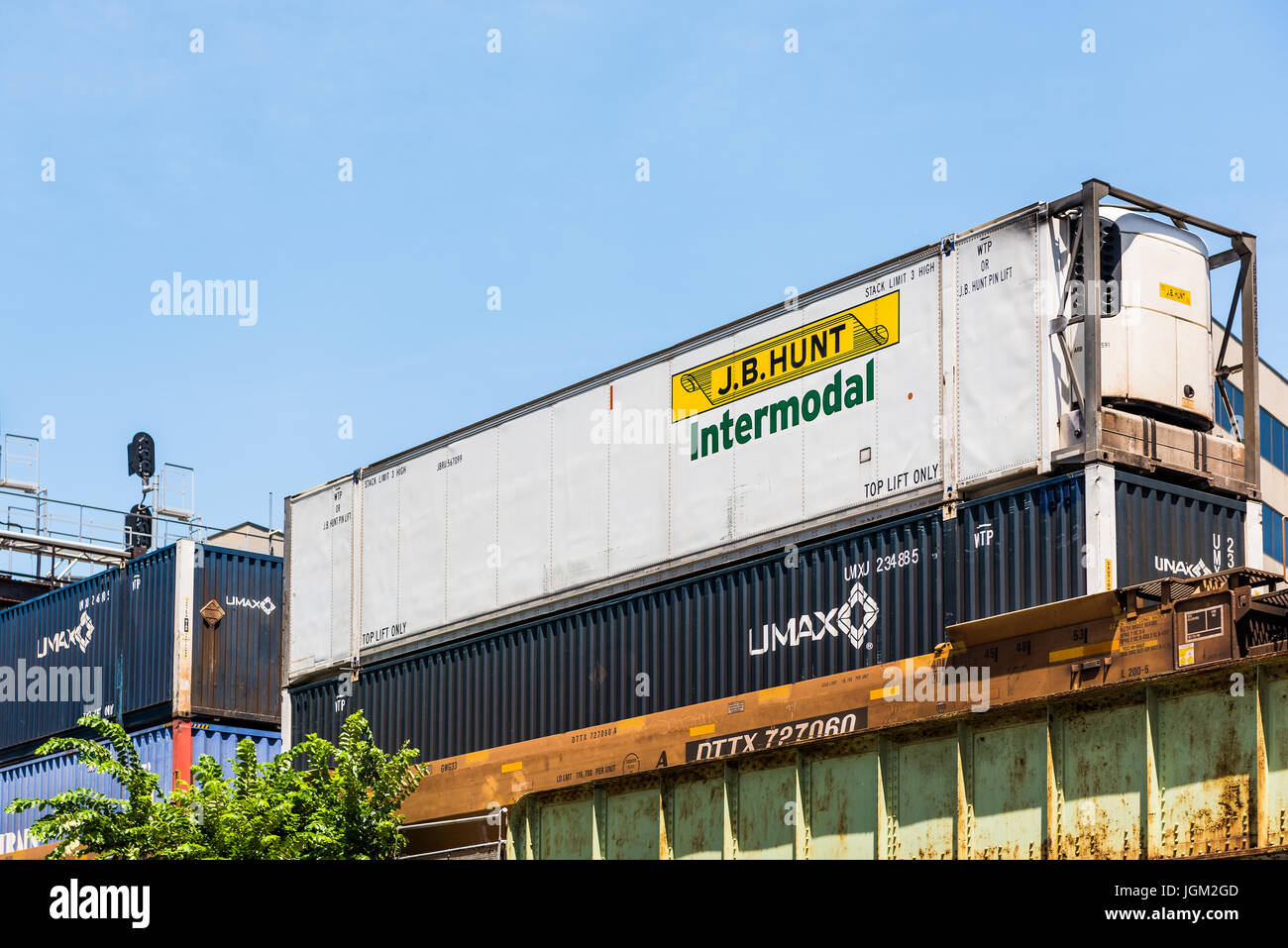 Washington DC, USA - 3. Juli 2017: JB Hunt Intermodal Fracht Versandbehälter auf Zug Stockfoto