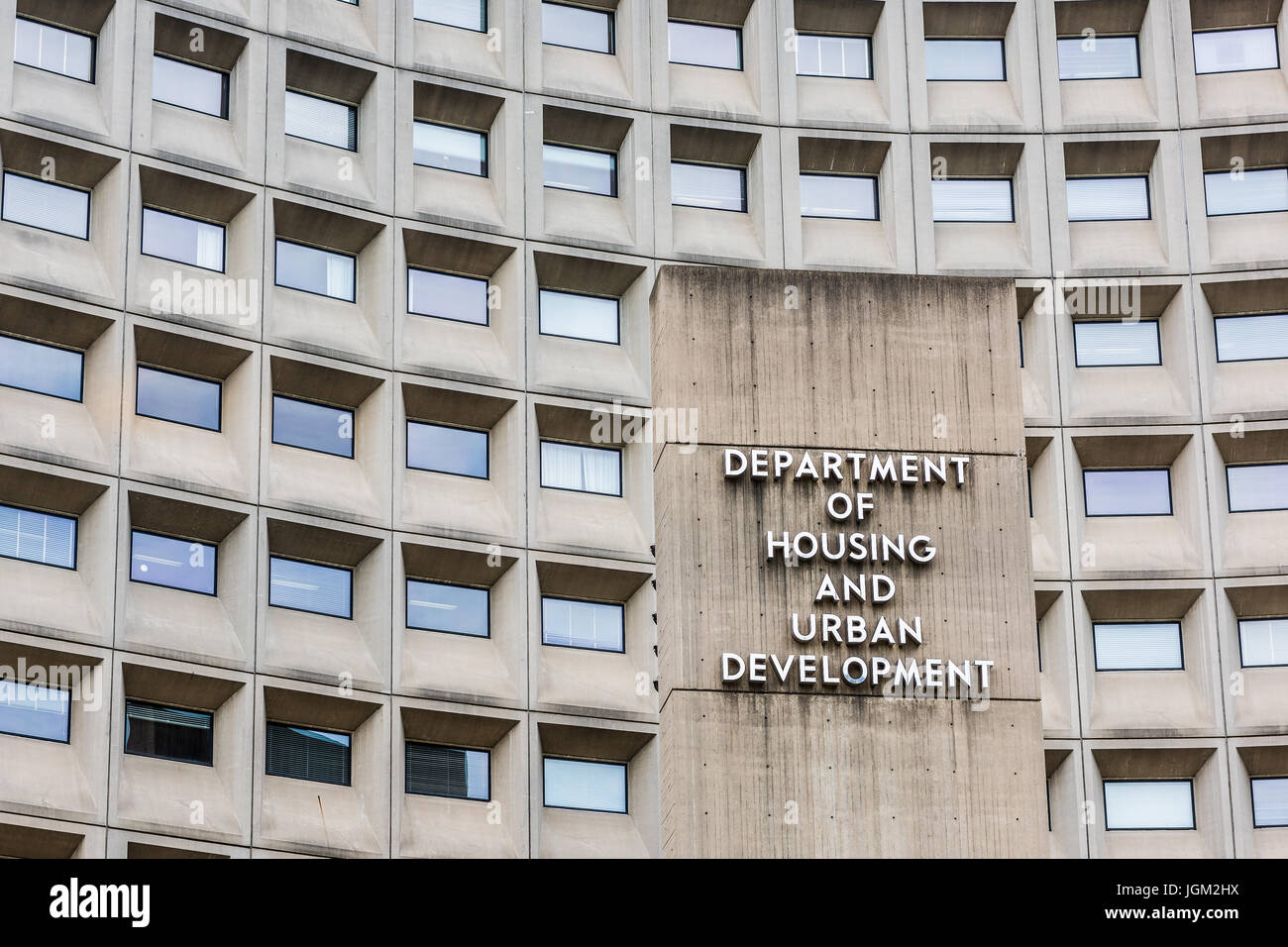 Washington DC, USA - 3. Juli 2017: Abteilung von Gehäuse und städtische Entwicklung in der Innenstadt mit Nahaufnahme von Zeichen und Gebäude Fenster Stockfoto