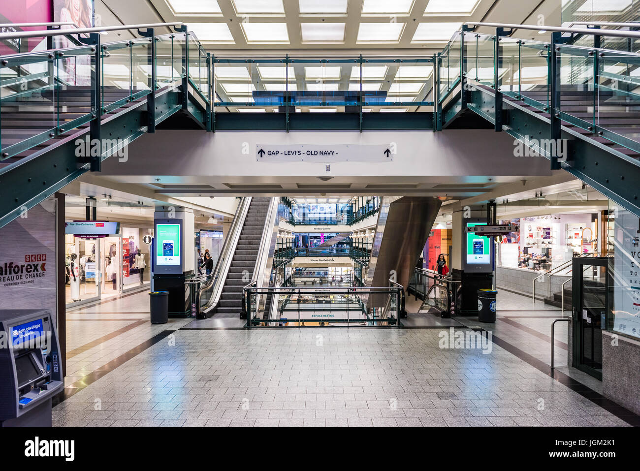 Montreal, Kanada - 26. Mai 2017: Unterirdische Stadt Shopping-Mall mit GAP-Store in der Innenstadt in der Region Quebec Stockfoto