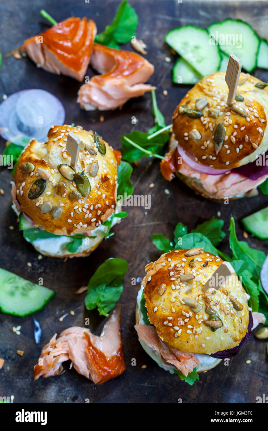 Ausgesät Brioche Brötchen mit heiß geräucherten Lachs, rote Beete und ...