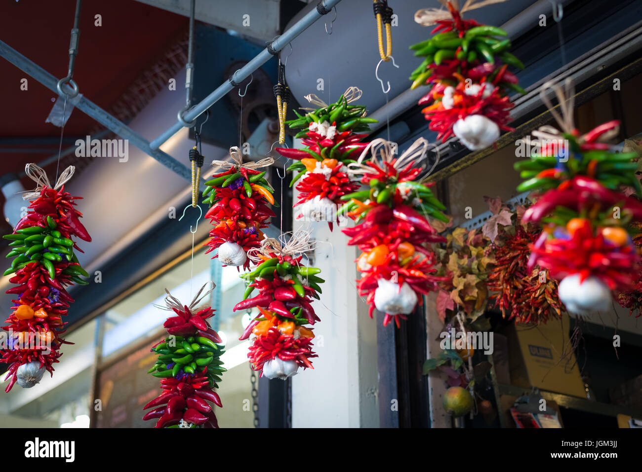 Knoblauch und Chilies hängt von der Decke ein outdoor-Markt. Stockfoto