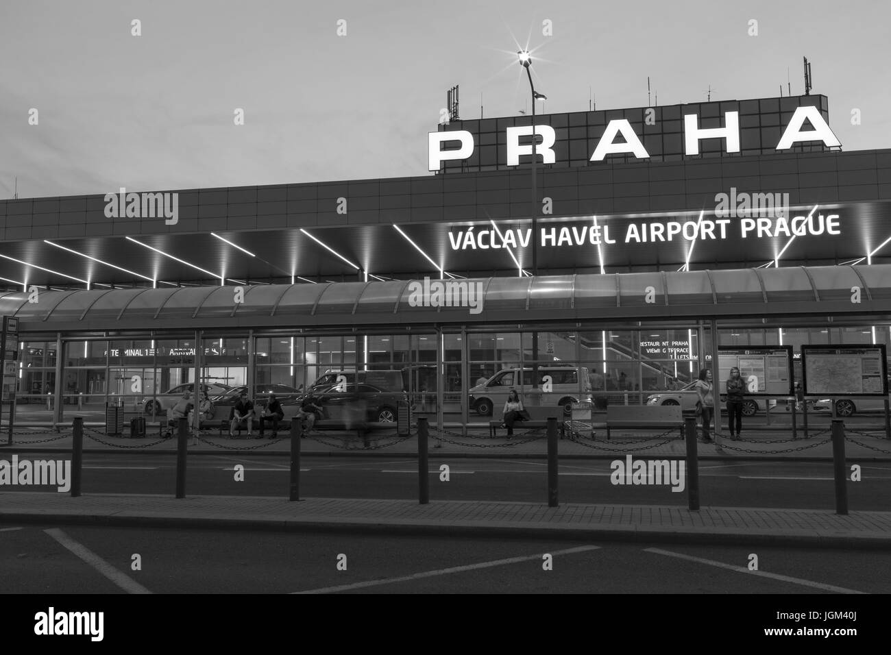 Prag, Tschechische Republik - 6. Juli 2017: Vaclav Havel Flughafen Prag - Terminal 1 Hauptgebäude Exterion in der Nacht vom 6. Juli 2017 in Prag, Tschechische Rep. Stockfoto