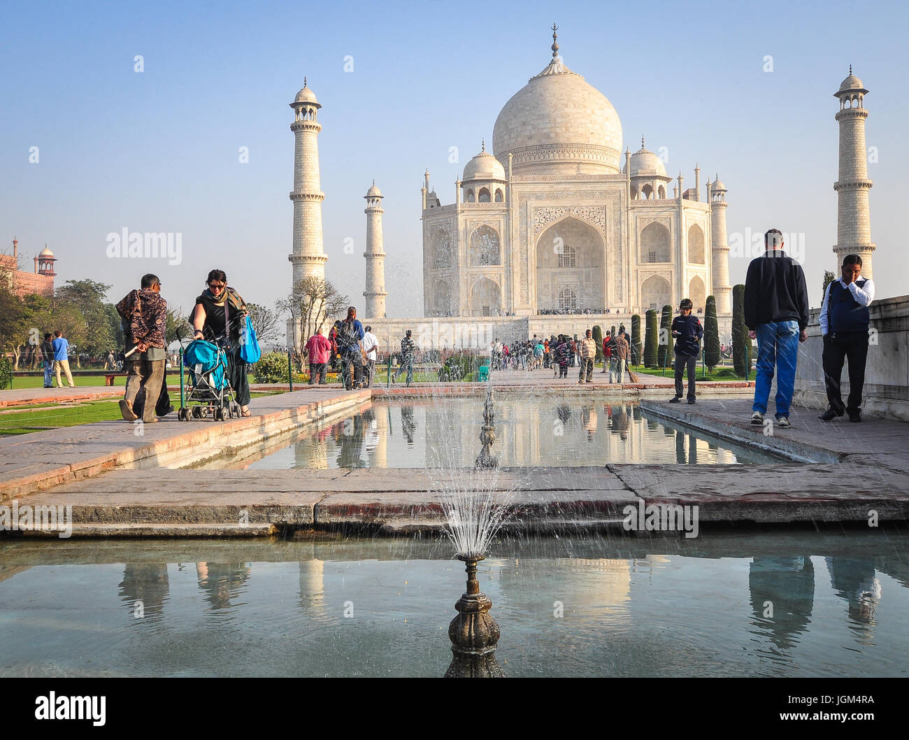 Agra, Indien 10. März 2012. Menschen besuchen das Taj Mahal in Agra