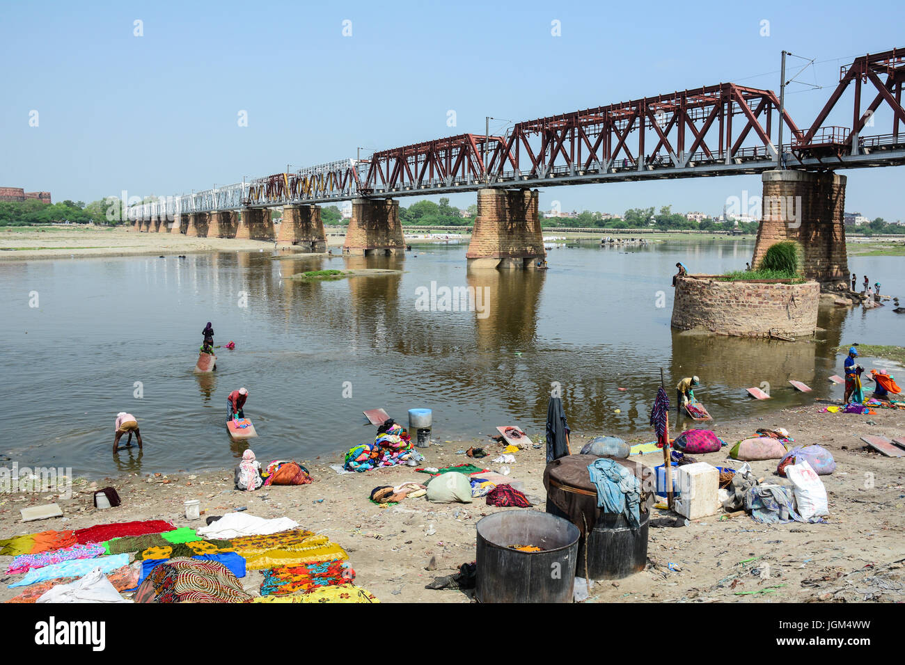 Agra, Indien - 13. Juli 2015. Menschen Sie waschen und trocknen bunte Saris (indische Tracht) am Ufer Flusses in Agra, Indien. Agra ist die Stadt der Stockfoto