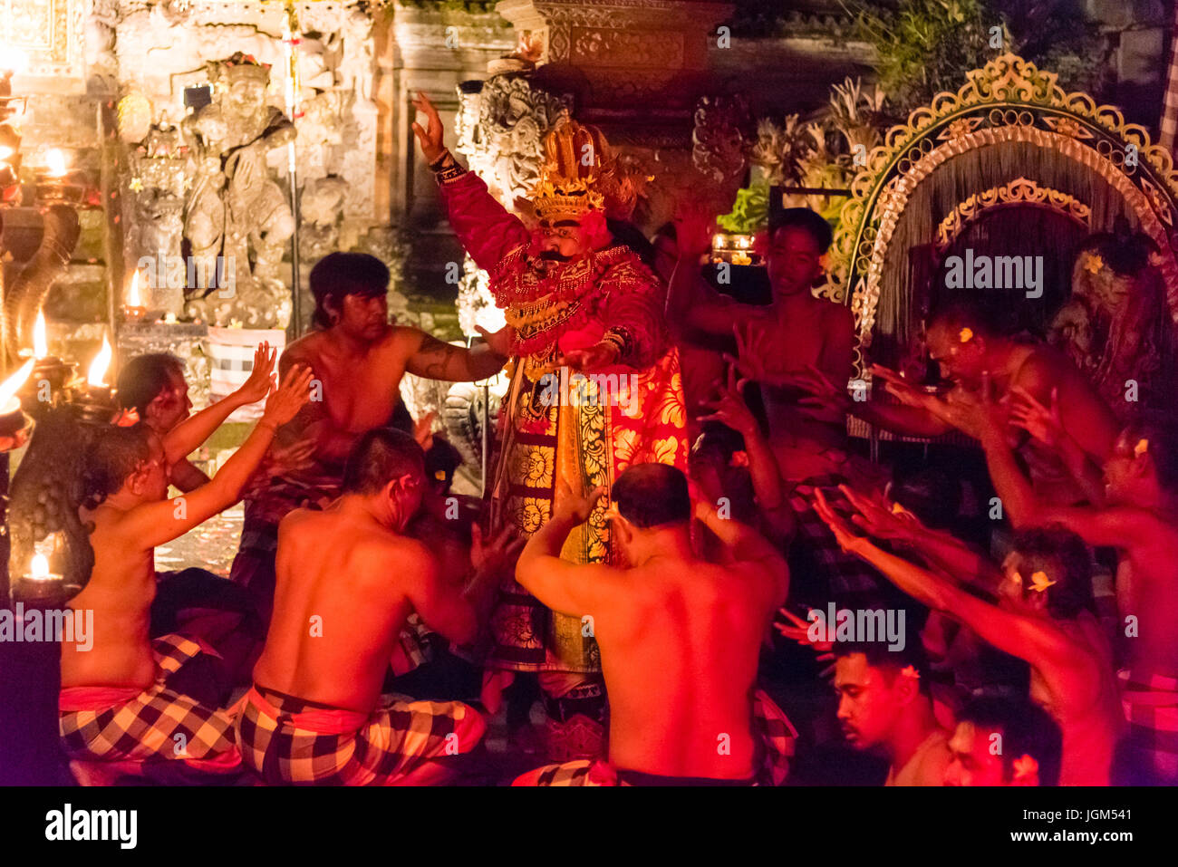Bali, Indonesien - 3. Mai 2017: Beliebte Kecak Fire und Trance-Tanz mit einem Fragment aus der hinduistischen Epos Ramayana Geschichte präsentiert von Taman Kaja Kom Stockfoto
