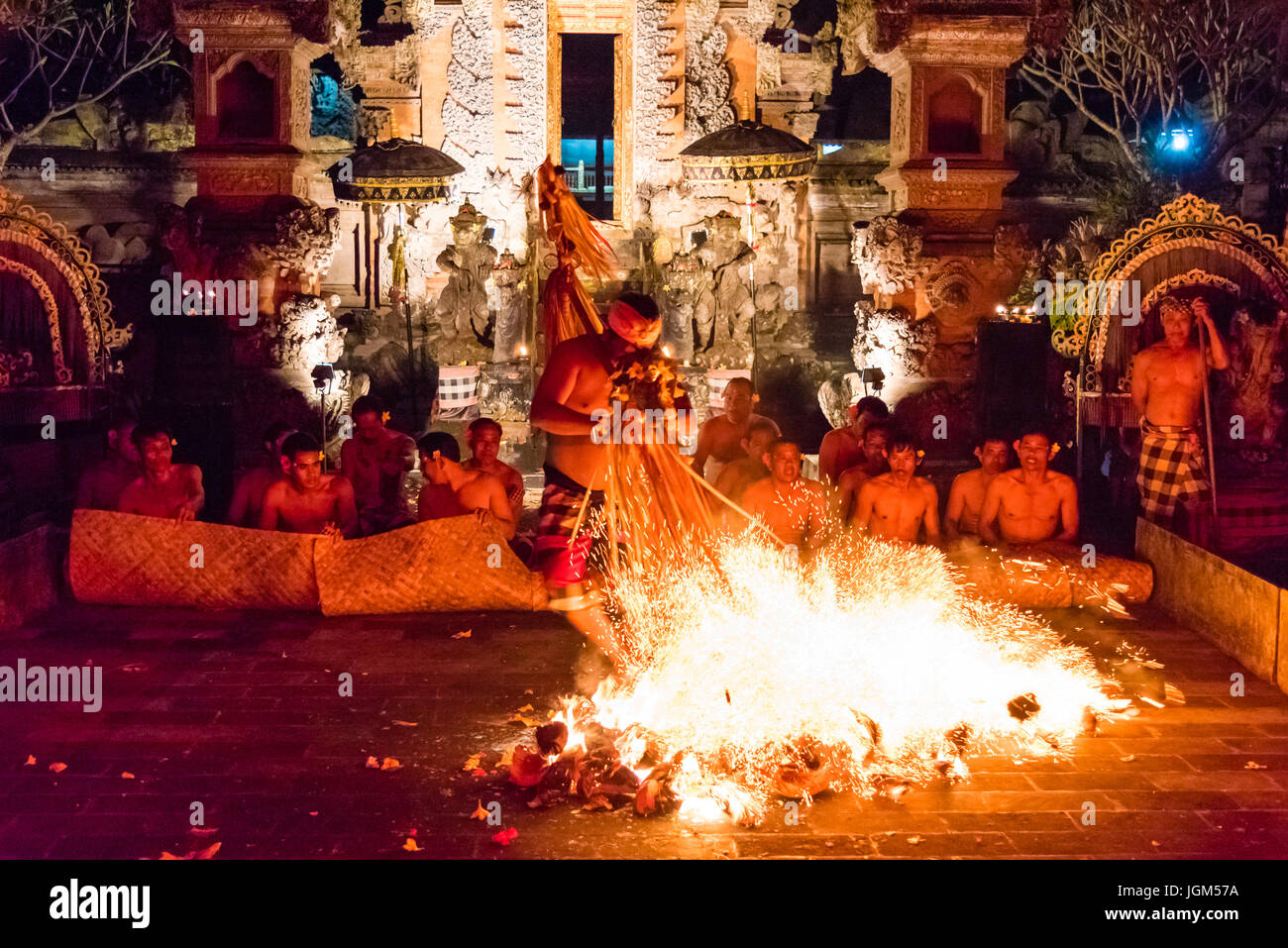 Bali, Indonesien - 3. Mai 2017: Beliebte Kecak Fire und Trance-Tanz mit einem Fragment aus der hinduistischen Epos Ramayana Geschichte präsentiert von Taman Kaja Kom Stockfoto
