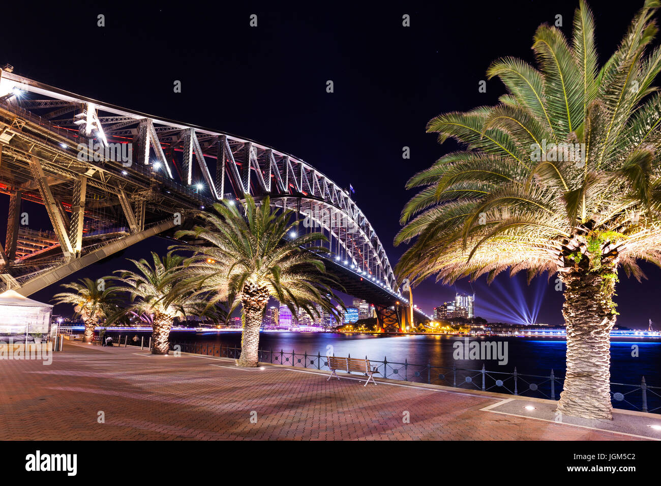 Sydney Harbour beleuchtet während während der @vividsydney im Jahr 2016. Wenn Sie während des Festivals gibt es in gehen Sie diesem Jahr und schauen Sie sich die Gebäude in der Stadt- Stockfoto