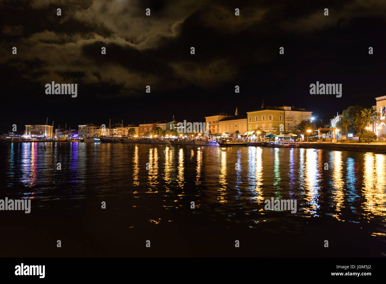 Porec Stadt Bootshafen in der Nacht. Kroatien Stockfoto
