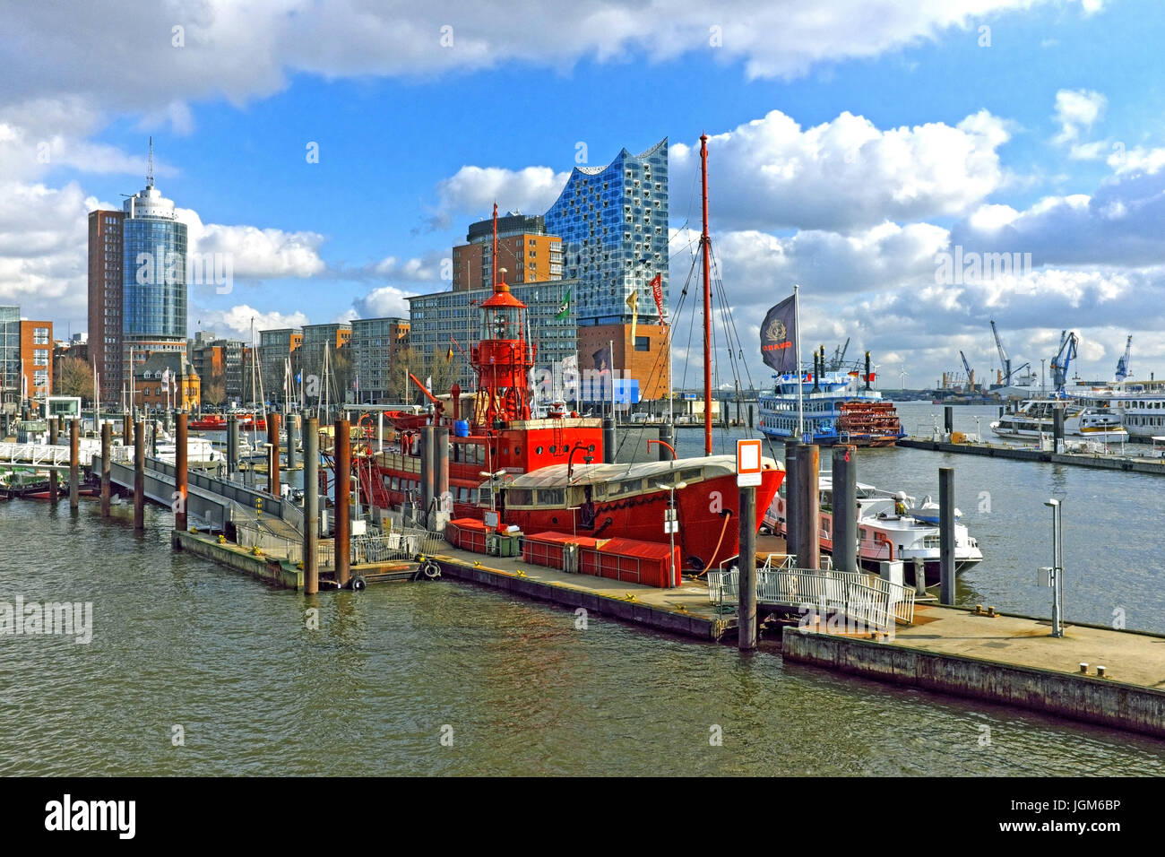 Der historische Hafen Hamburg an der Elbe in Hamburg, Deutschland, ist der größte Seehafen in Deutschland und der zweitgrößte in Europa. Stockfoto