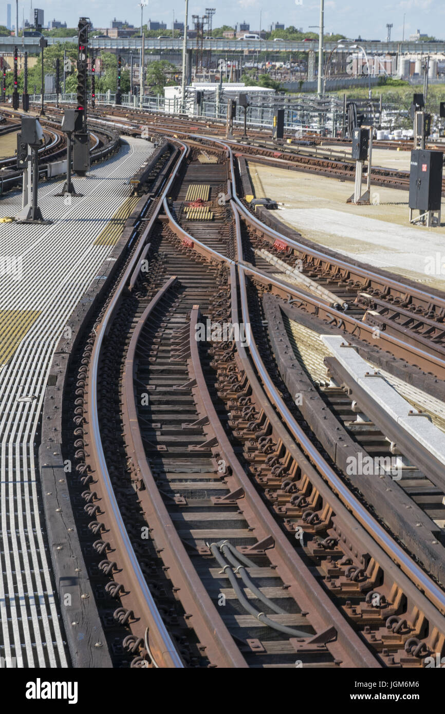 Mehrere u-Bahn-Gleise kommen in die große Stillwell Avenue Station, das Ende der Zeile auf Coney Island, Brooklyn, NY. Stockfoto