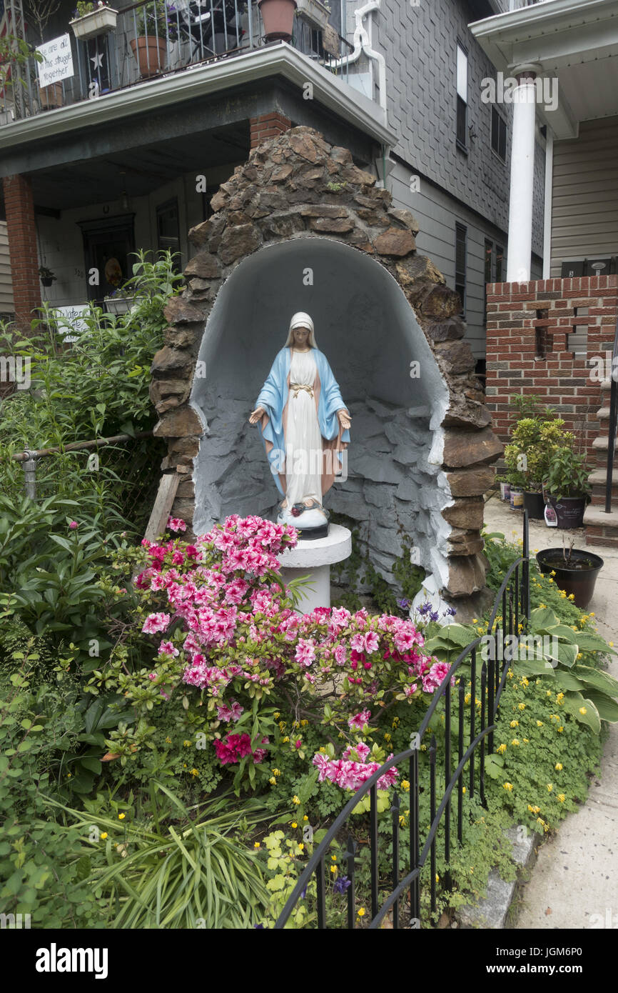 Ändern Sie "Die selige Maria" im Vorgarten eines Hauses im Stadtteil Kensington, Brooklyn, NY. Stockfoto