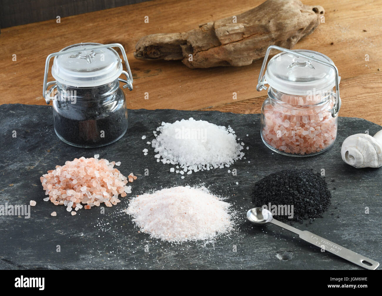 Salz - Gourmet Vielzahl Meer Salze für den Chefkoch, schwarze Lava-Meersalz rosa Himalayasalz Meer, weiße Mineral reiche Meersalz - Gourmet-Küche Stockfoto