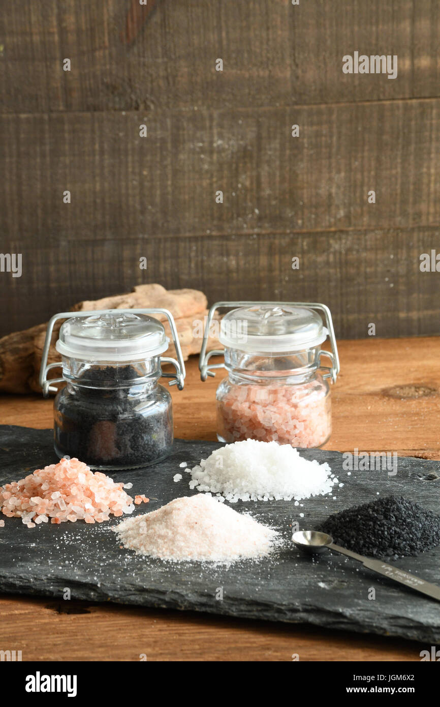 Salz - Gourmet Vielzahl Meer Salze für den Chefkoch, schwarze Lava-Meersalz rosa Himalayasalz Meer, weiße Mineral reiche Meersalz - Gourmet-Küche Stockfoto