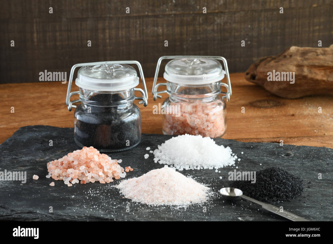Salz - Gourmet Vielzahl Meer Salze für den Chefkoch, schwarze Lava-Meersalz rosa Himalayasalz Meer, weiße Mineral reiche Meersalz - Gourmet-Küche Stockfoto