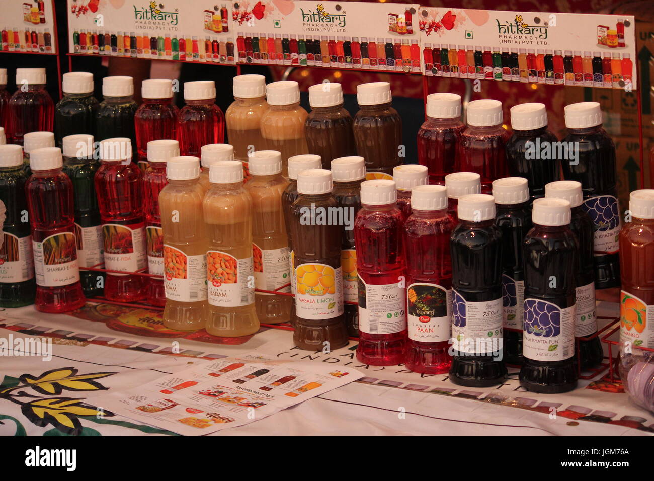 Colorful Fruchtsirupe und Sharbats zum Verkauf an Mango und Sharbat Mela statt in Dilli Haat, Pitampura, Delhi, Indien Stockfoto