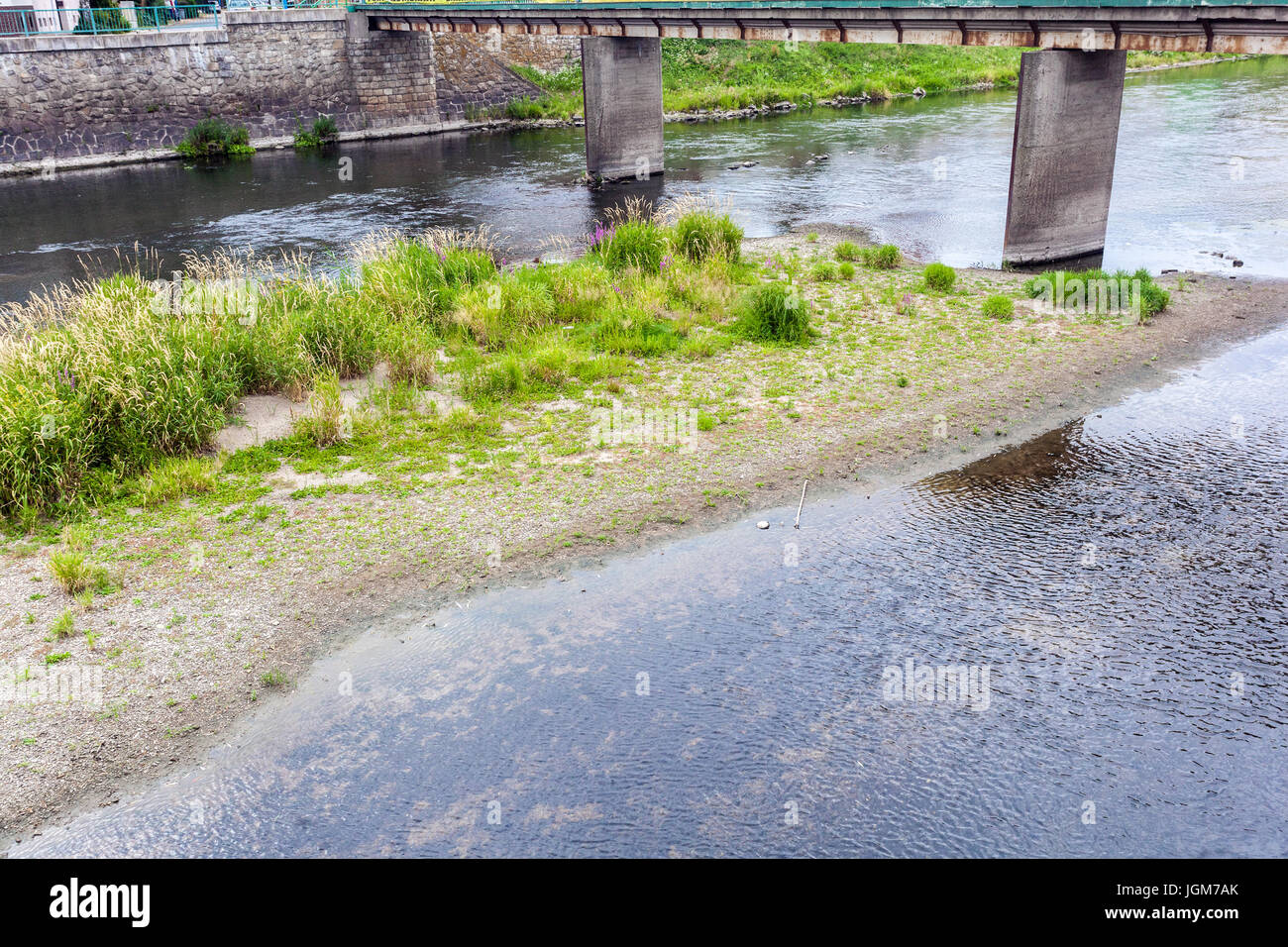 Das niedrige Niveau des Flusses Dyje ergibt sich aus der anhaltenden Mangel an Niederschlägen in Südmähren, Breclav, Tschechische Republik, Europa Stockfoto