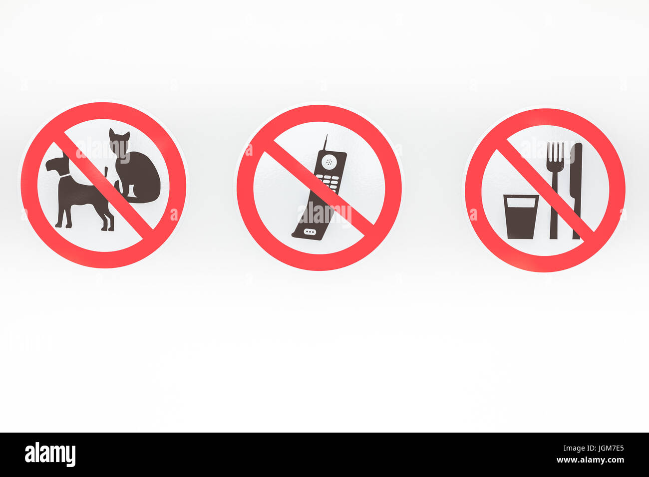 An dieser Wand sind drei Verbote keine Haustiere, kein Handy und kein Essen oder trinken Stockfoto