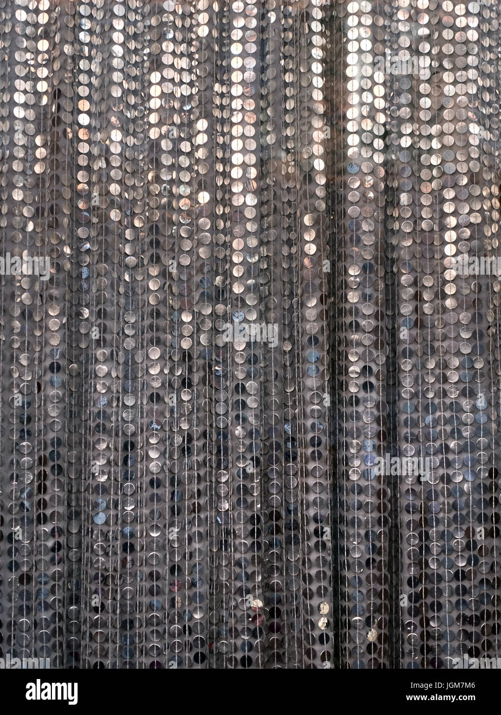 Pailletten Perlen Vorhang - Silber glitzernden Zeichenfolge Wafer Kreisen  Eingang Stockfotografie - Alamy