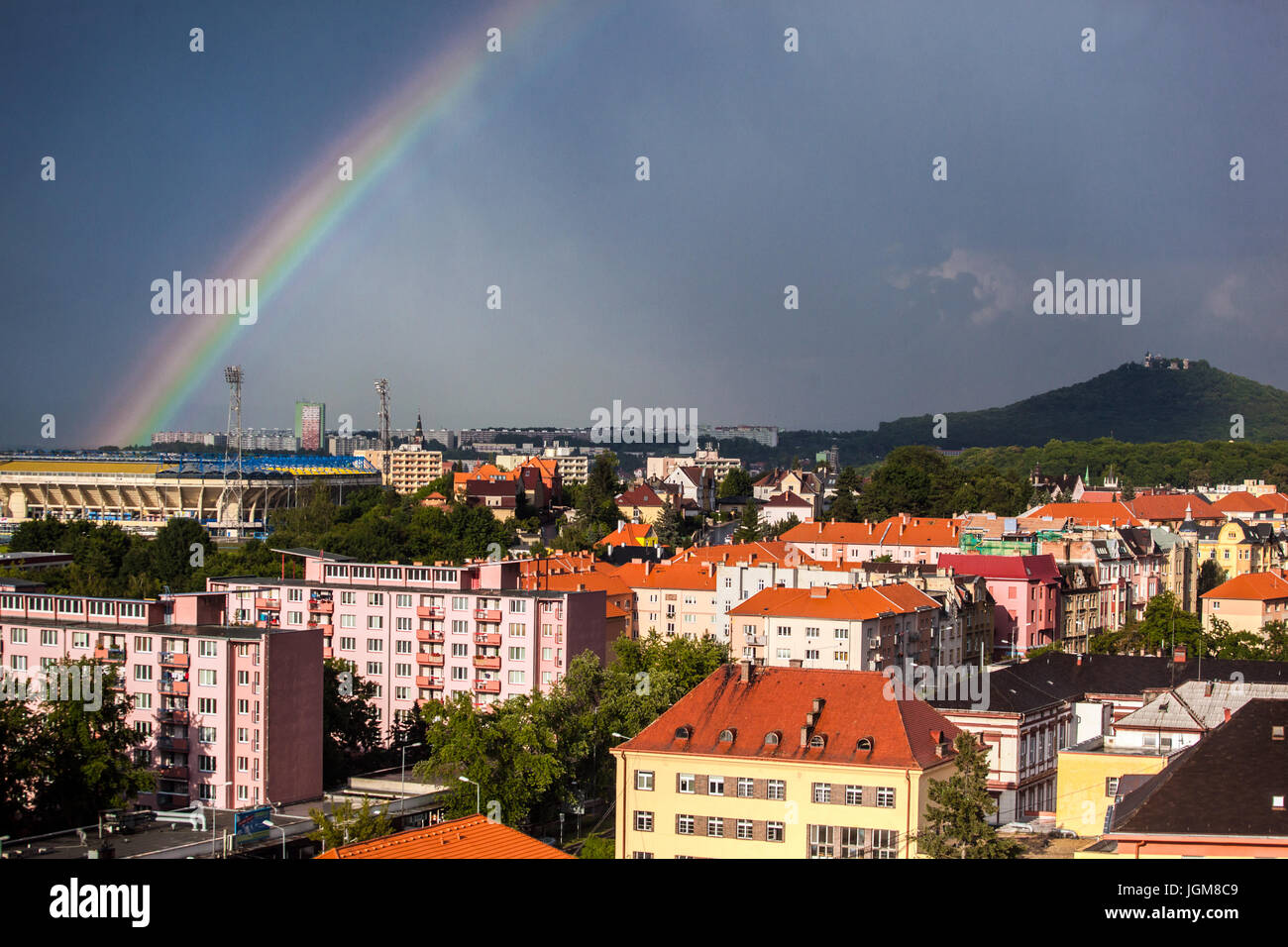 Regenbogen über der Stadt Teplice, Nordböhmen, Tschechien, Europa Stockfoto