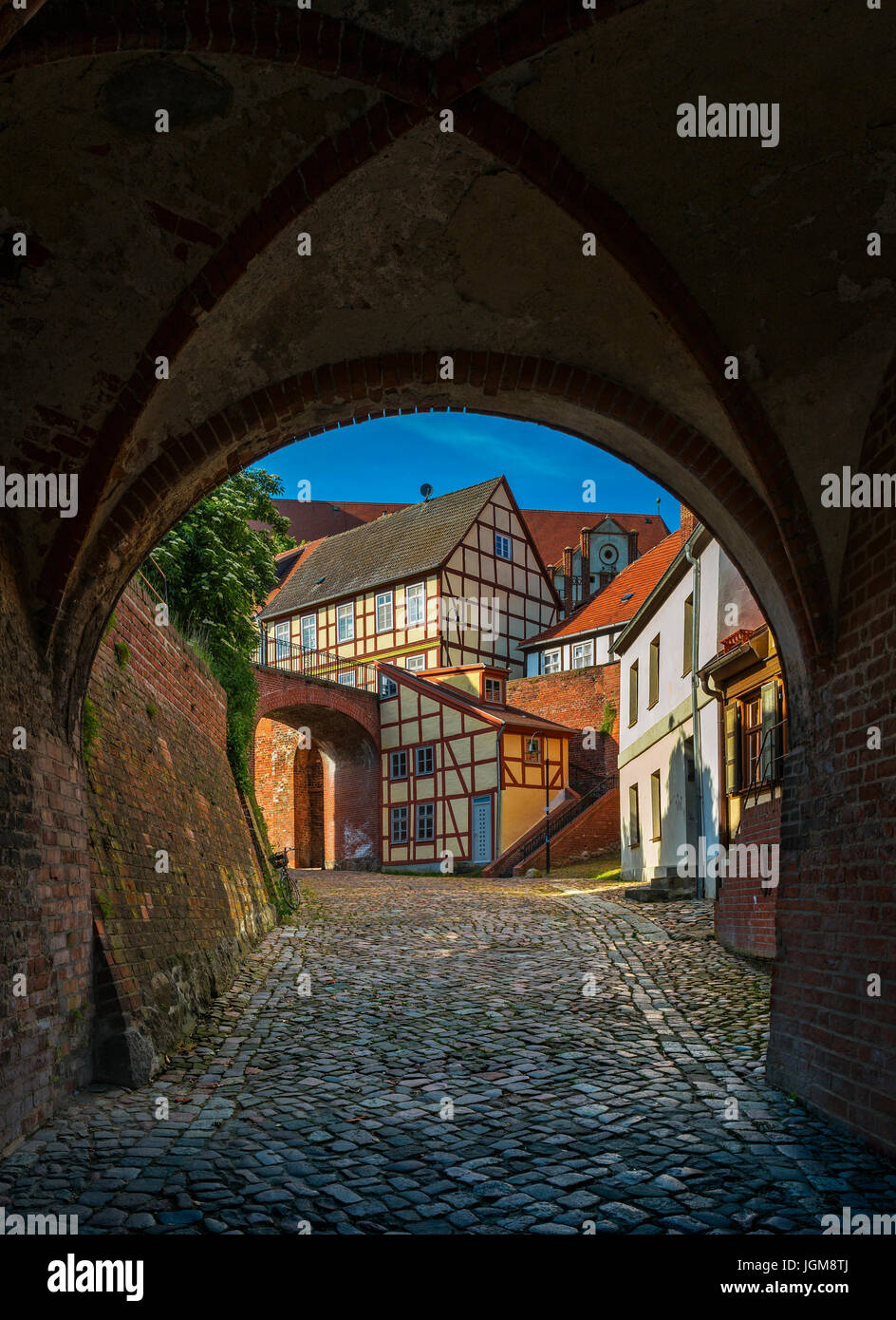 Tor der Stadtmauer mit Blick auf Fachwerkhäuser, Tangermünde, Sachsen Anhalt, Deutschland Stockfoto