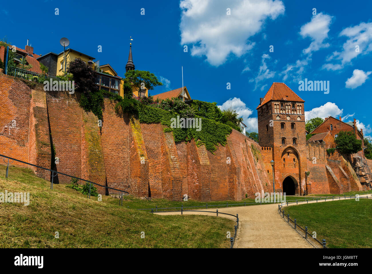 Wand und Schloss Stadttor, Tangermünde, Sachsen-Anhalt, Deutschland Stockfoto