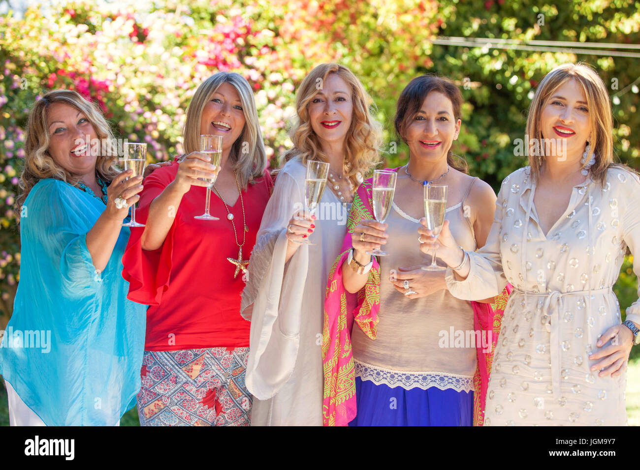 Gruppe von Frauen Toasten mit Glas Sekt Stockfoto