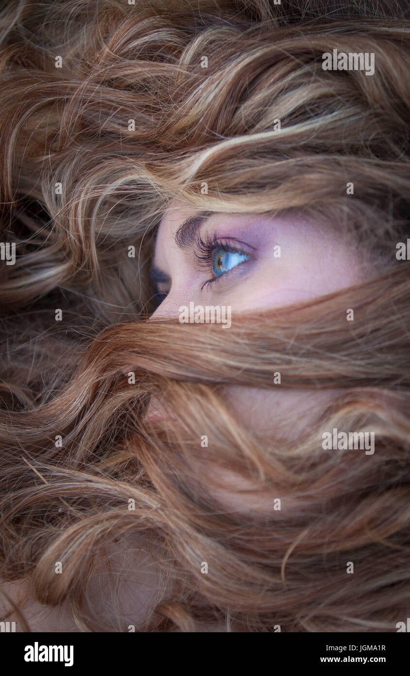 blonde Frau mit langen Haaren und Make-up Stockfoto