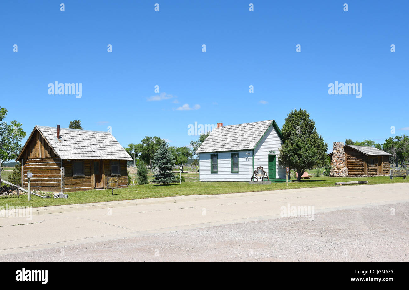 NEWCASTLE, WYOMING - 23. Juni 2017: Anna Miller Museum Kabinen und Schulhaus. Untergebracht in der Wyoming Army National Guard Kavallerie stabil, die letzten cal Stockfoto