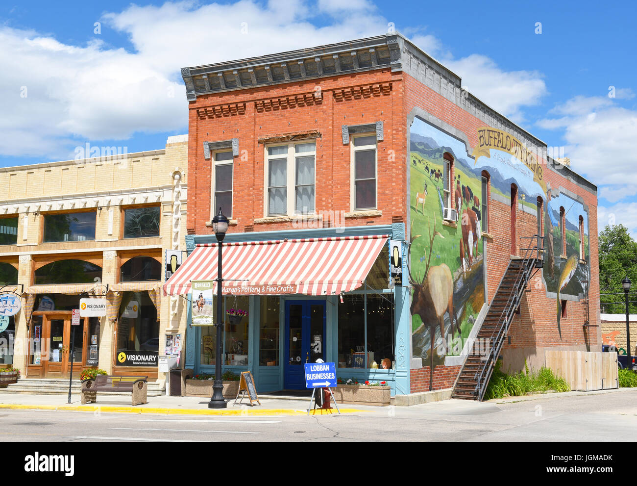 BUFFALO, WYOMING - 23. Juni 2017: Hauptstraße Geschäfte Buffalo Wyoming. Buffalos Hauptstraße verfügt über mehr als ein Dutzend historische Gebäude. Stockfoto