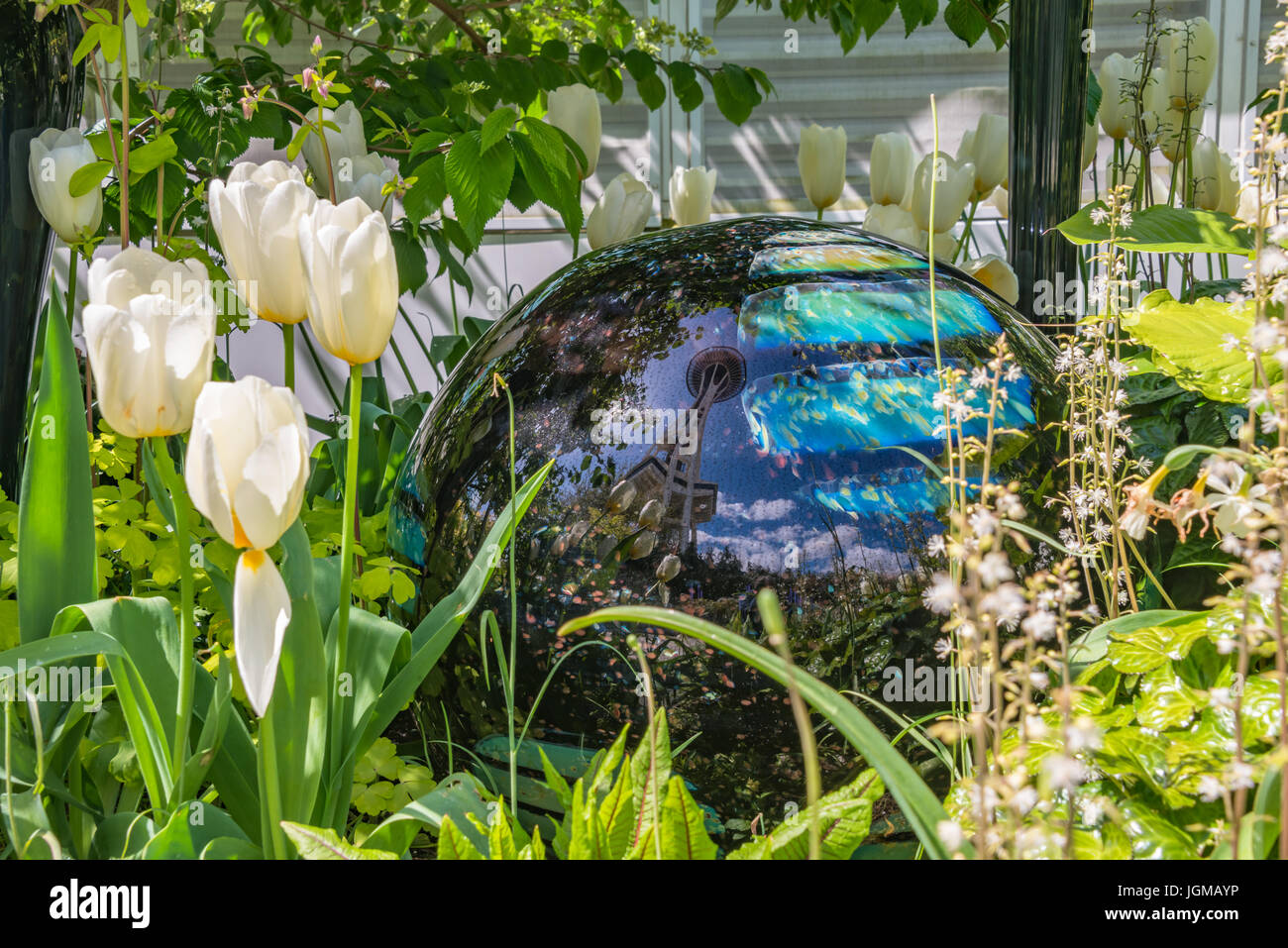 Reflexion der Space Needle in Glaskugel Chihuly Garten und Glas Stockfoto