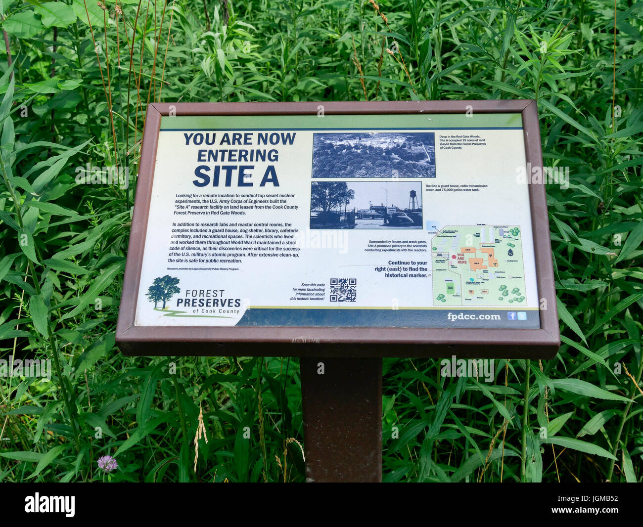 Interpretierende Zeichen am Standort A, ehemaligen Manhatten Forschungsprojekt Anlage, Red Gate Woods, Palos Park, Illinois. Stockfoto