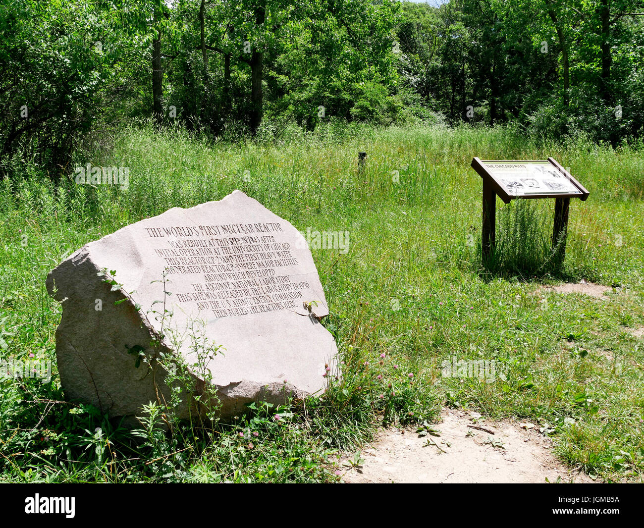 Festschrift Felsbrocken am Standort A, ehemaligen Manhatten Projekt Forschungseinrichtung. Rotes Tor Woods, Palos Township, Illinois USA Stockfoto