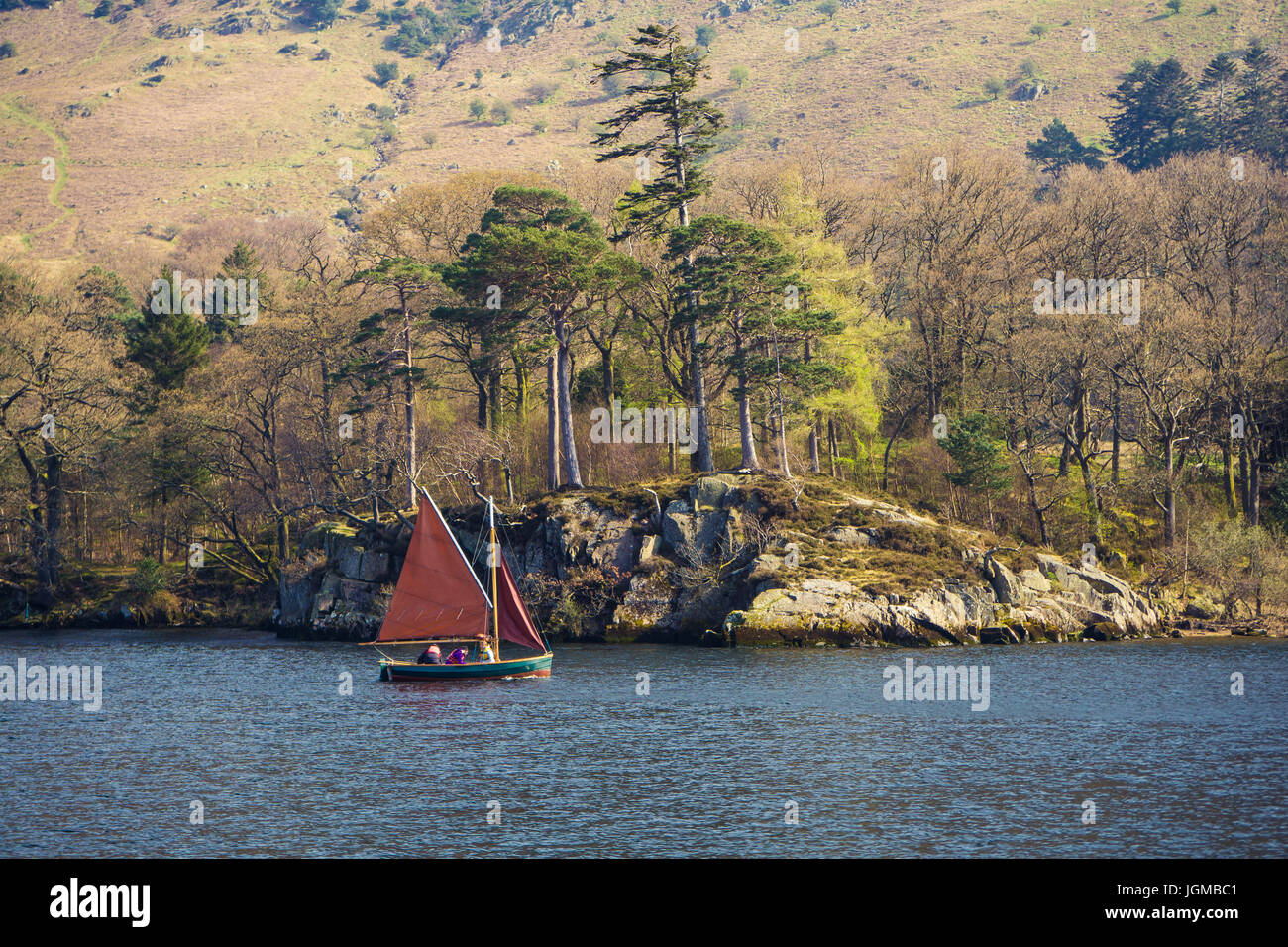 Ein traditionelles Jolle evozieren die schwelgt und Amazonen auf See Ullswater, Cumbria Stockfoto