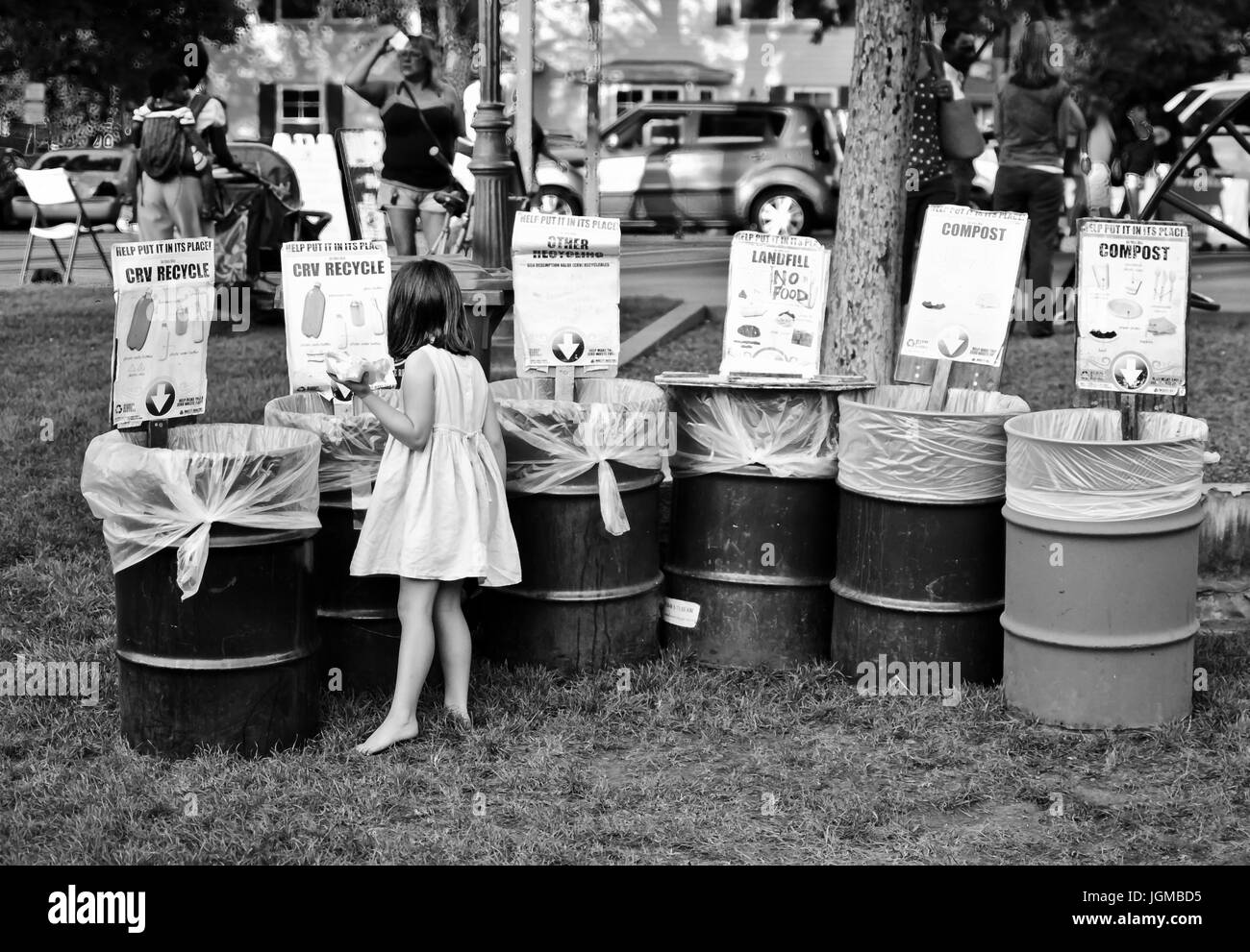 Mädchen sortieren ihr Recycling in Mülltonnen Stockfoto