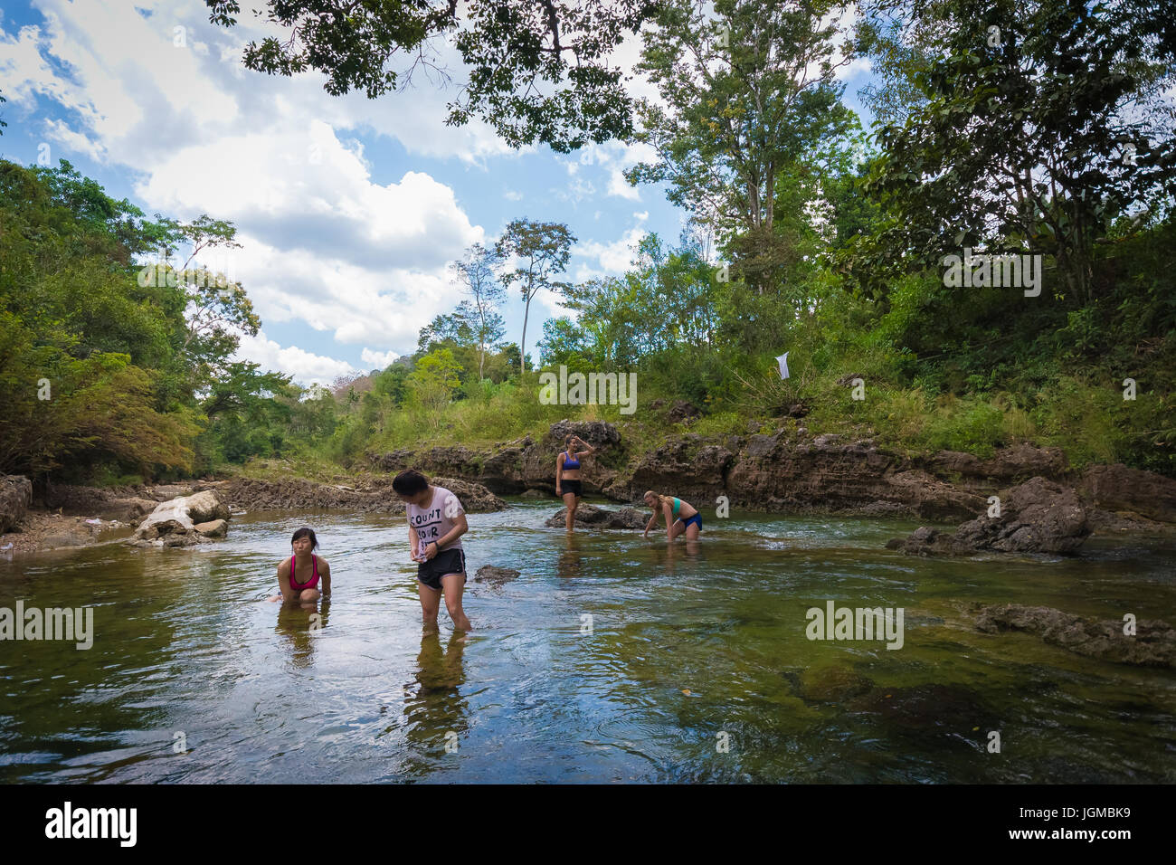 Kinder spielen im teich Fotos und Bildmaterial in hoher Auflösung Alamy