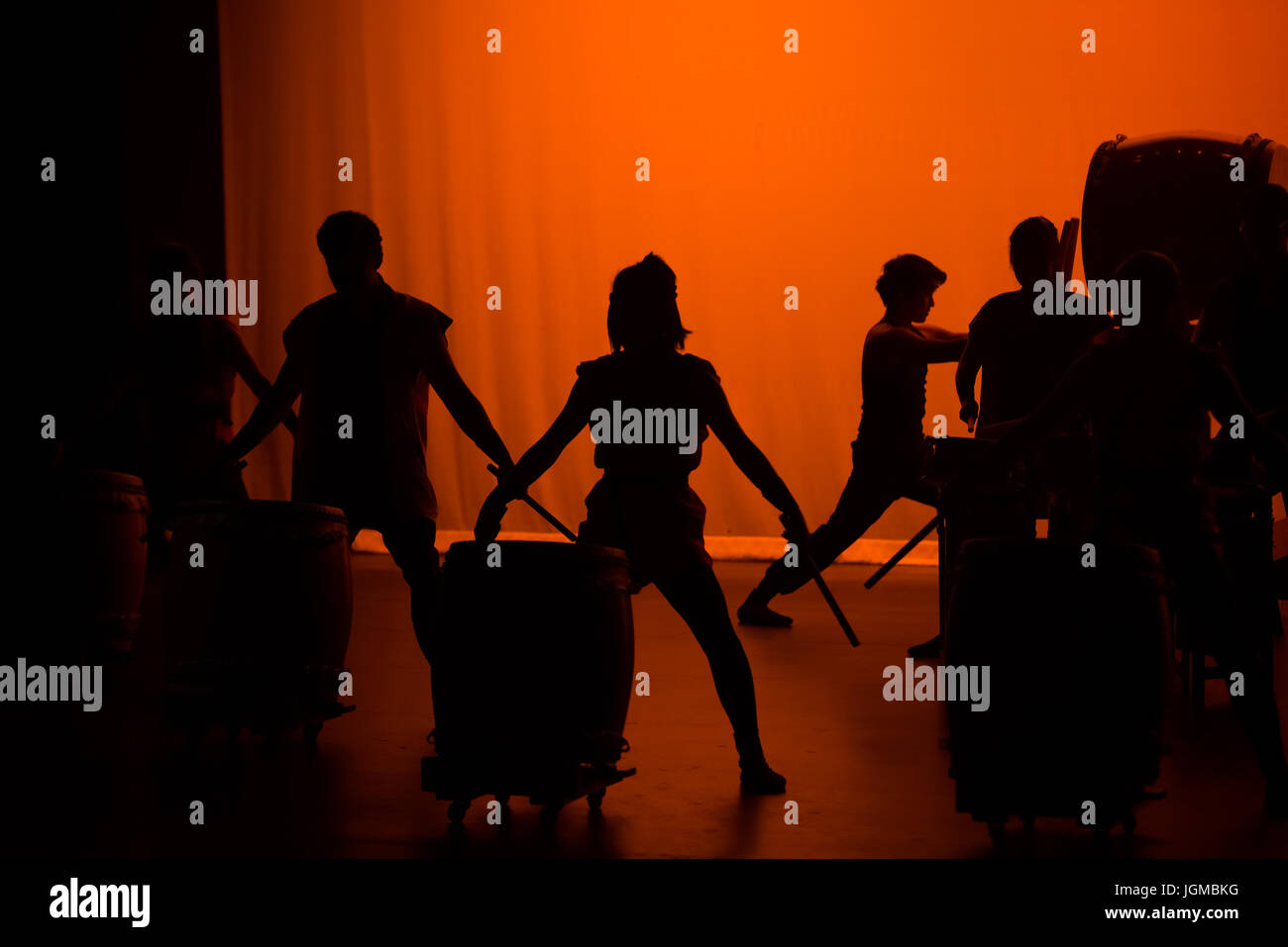 Taiko Trommler auf der Bühne Stockfoto