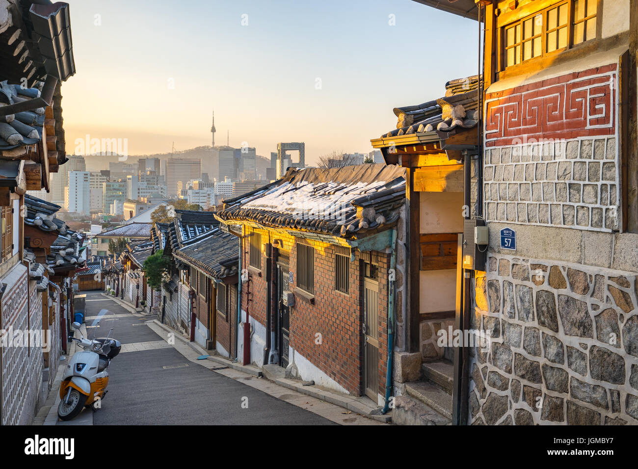 Sonnenaufgang mit Skyline der Stadt Seoul in Seoul, Südkorea. Stockfoto