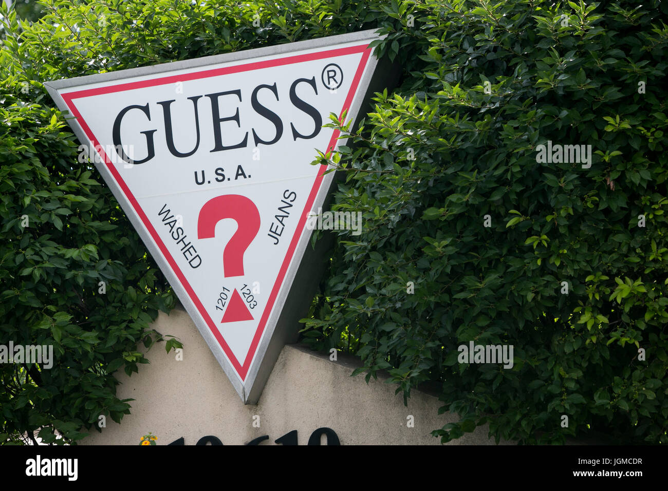 Ein Logo Zeichen außerhalb einer Einrichtung von Guess, Inc. in Louisville, Kentucky auf 1. Juli 2017 besetzt. Stockfoto
