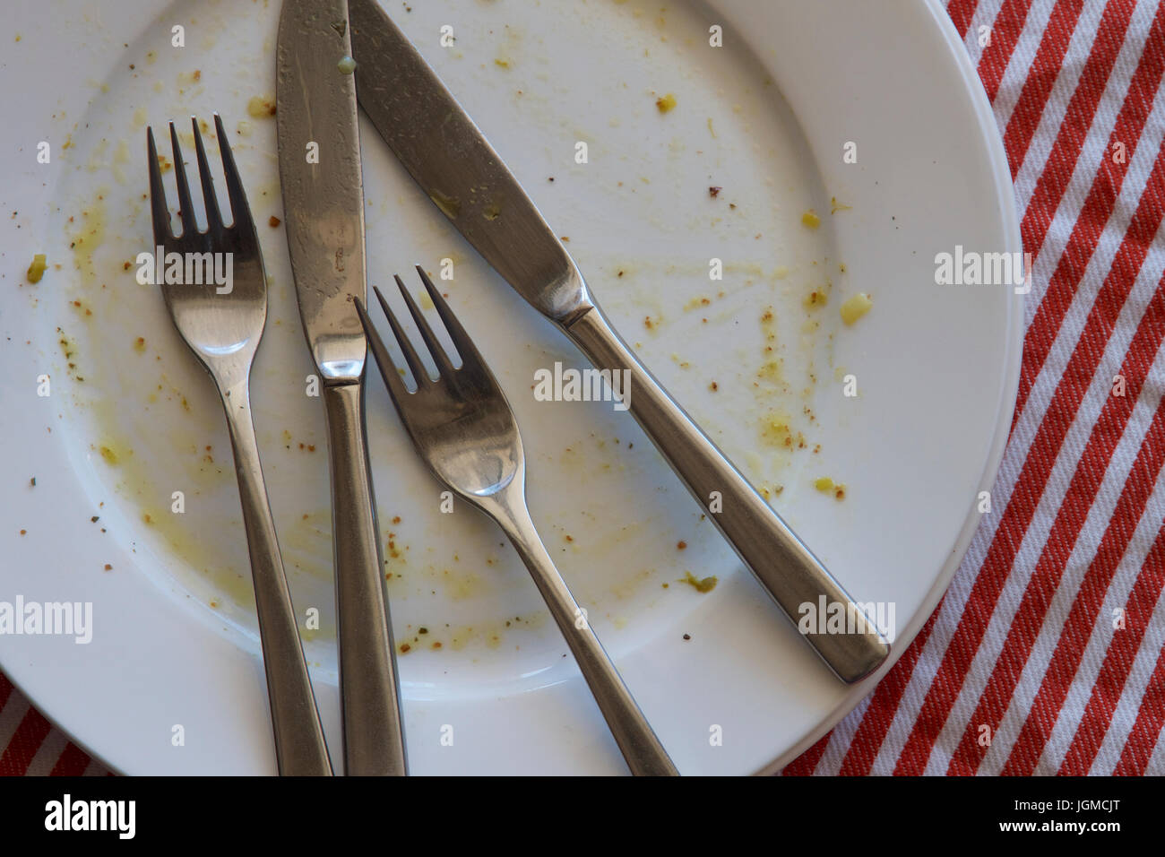 Schmutzige Teller Und Besteck Nach Dem Essen Stockfotografie Alamy