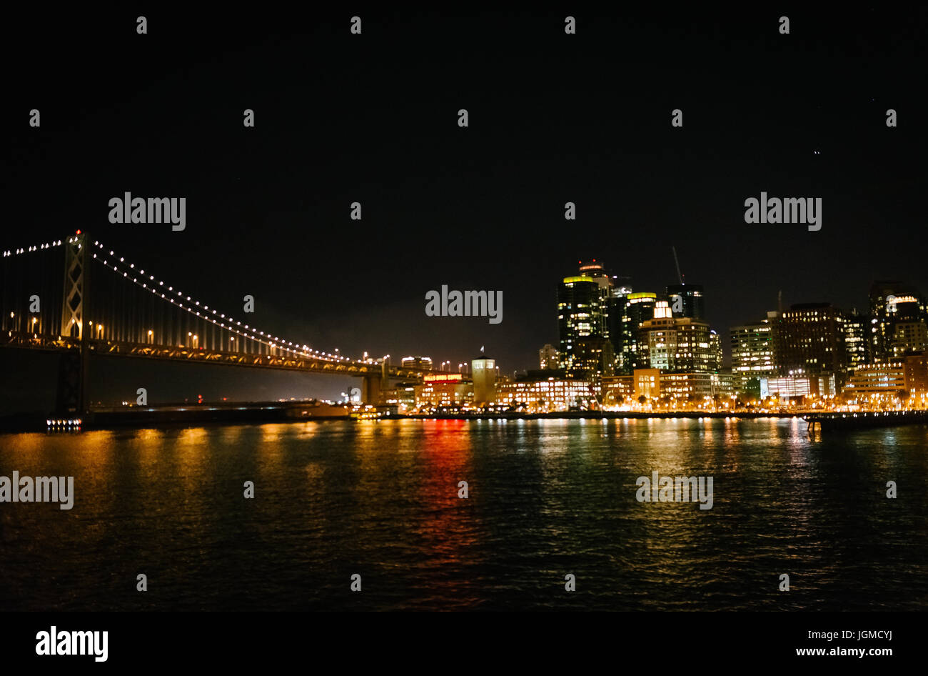 Blick auf die SF Skyline von einem Boot in der Nacht Stockfoto