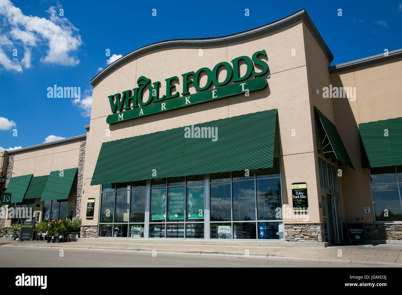 Ein Logo Zeichen außerhalb von Whole Foods Supermarkt Ladengeschäft in Mason, Ohio am 2. Juli 2017. Stockfoto