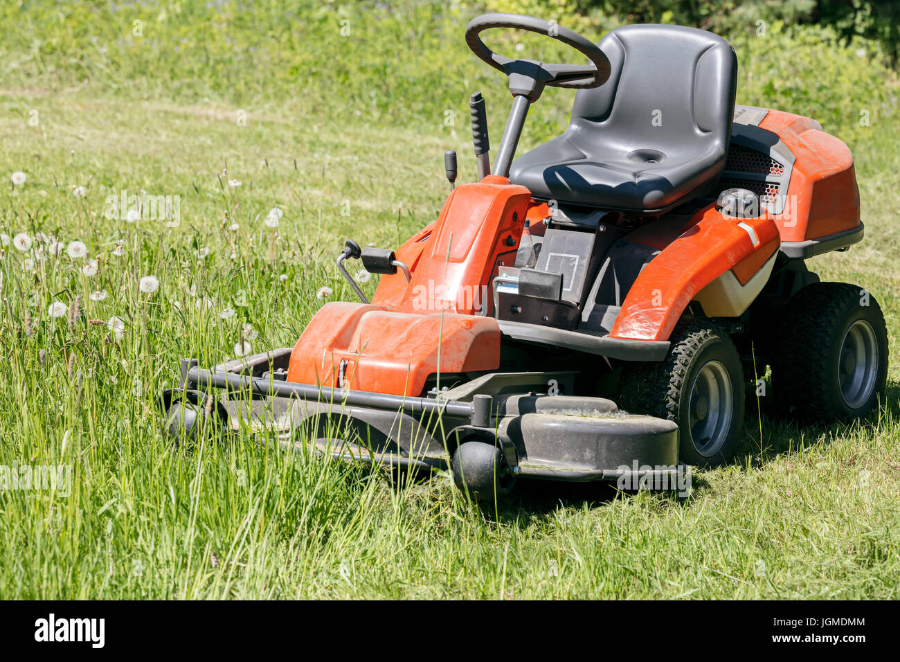 Rasenmäher gras traktor zu mähen Fotos und Bildmaterial in hoher
