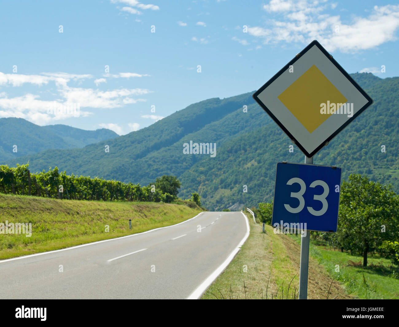 Landstra?? ? e, Vorrangstra?? ? e, O? SS? Sterreich, Niedero? SS? Sterreich, Wachau - Countryroad, Österreich, Niederösterreich, Region Wachau, Landst Stockfoto